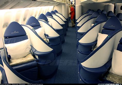 delta 777 interior|How Delta redesigned its 777 interiors, according to .